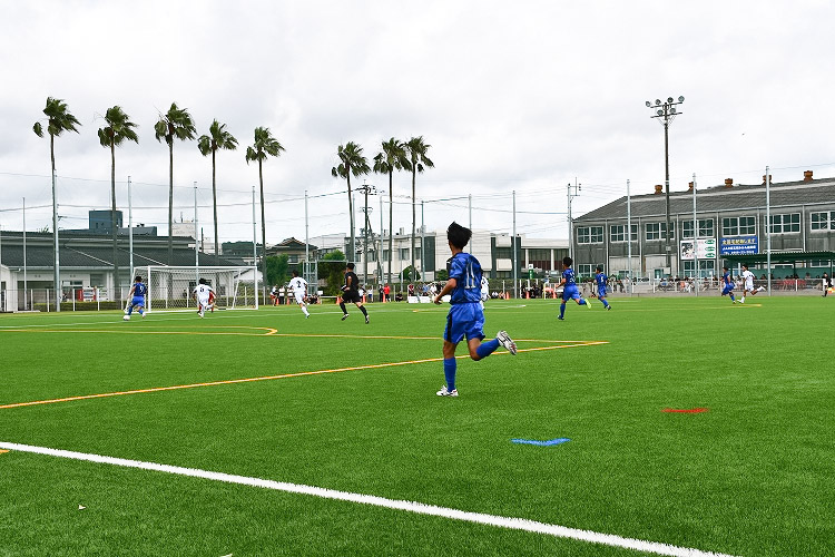 サッカー場で走る選手