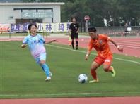 競り合う両チーム