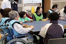 笑顔で卓球バレー