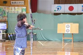 シュッ！と矢を離す音が会場に響き…