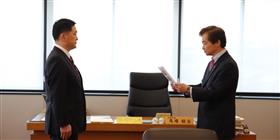 西野会長（右）から馬場市長への答申