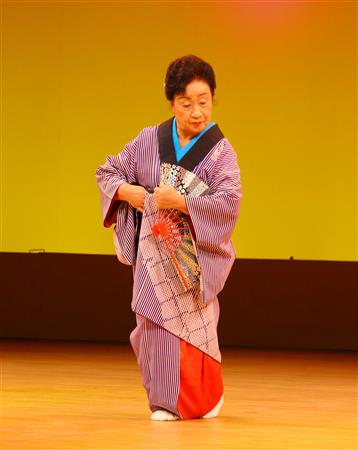 日本舞踊を披露する出演者