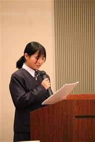司会を務める栖本中学校3年生の梅田さん