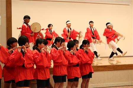 練習した栖本太鼓踊りを披露する中学生