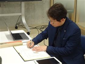 署名する会長