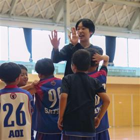 5 選手たちに触れ合う子どもたち