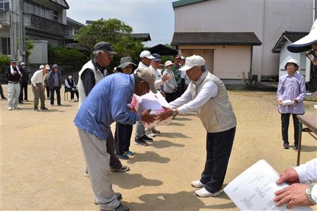 優勝賞品を受け取る男性