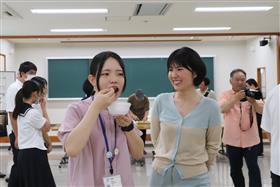試食する参加者