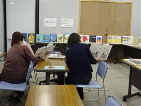 実際に読み聞かせをしているようす