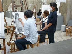 教授から指導をいただく学生