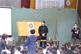 石井選手に質問する児童