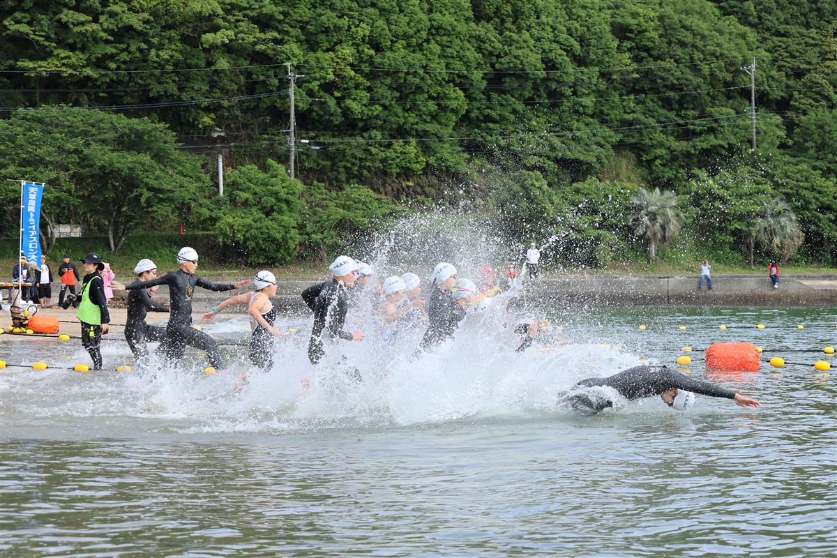 天草路を駆け抜けた　第40回記念天草宝島国際トライアスロン大会の画像