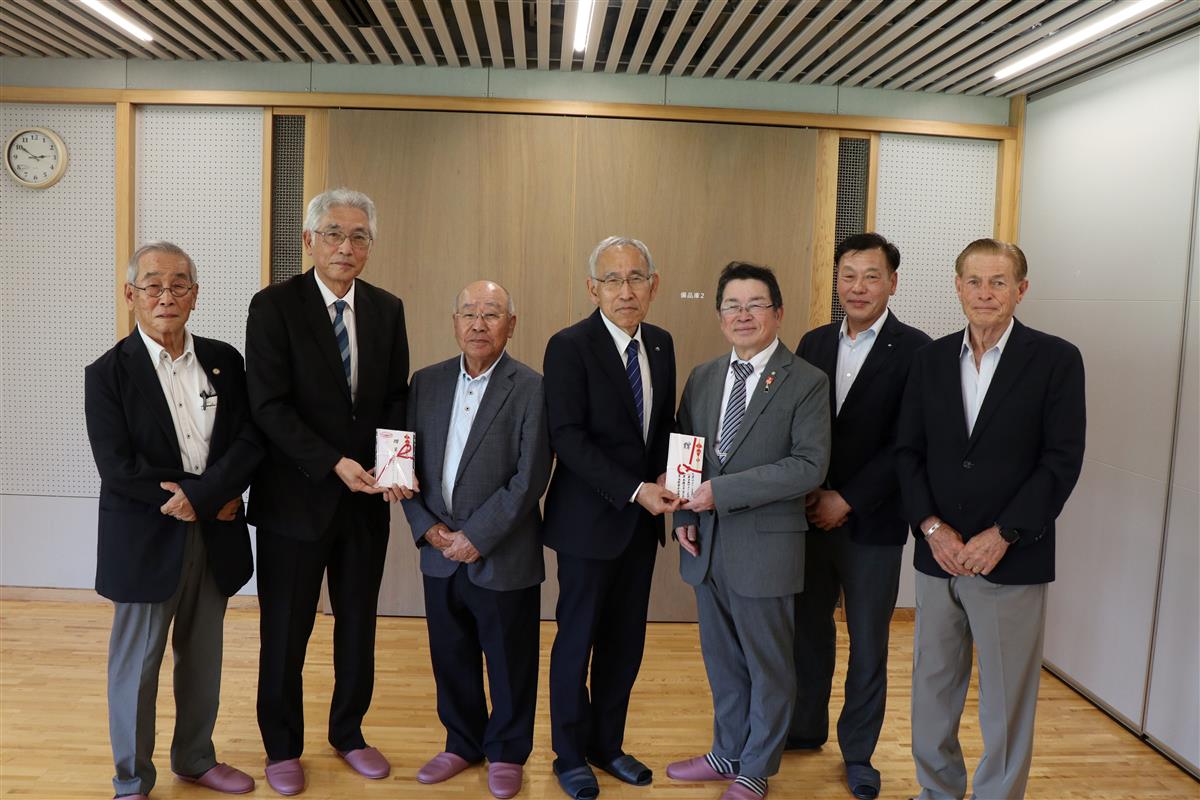 チャリティゴルフ寄付金贈呈の画像