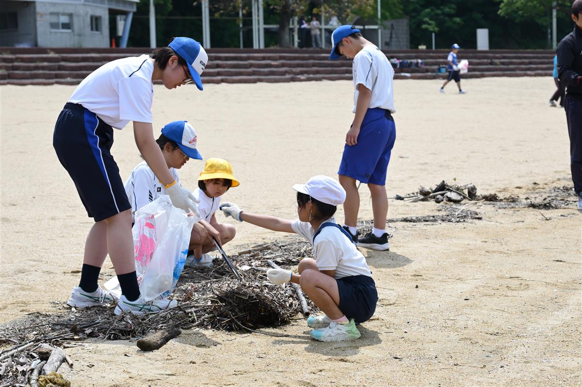 倉岳の園児・児童・生徒が協力～えびすビーチで清掃ボランティア～の画像