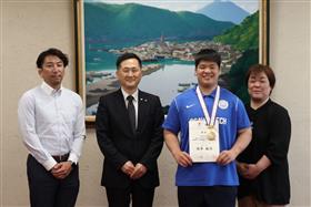 本鵬榮さんの母、宮本監督も一緒に撮影