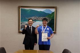 坂本鵬榮さん 市長と記念撮影