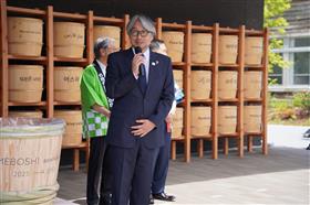 あいさつする小山薫堂さん