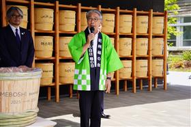 あいさつする和歌山県田辺市の真砂市長