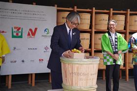 紀州南高梅を樽に入れる小山さん