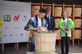 あまくさンソルトを樽に入れる馬場市長
