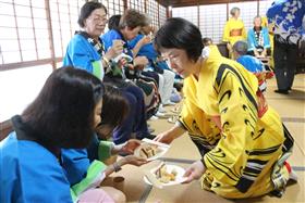 郷土料理を振舞う様ようす