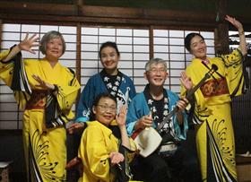 地方さんと一緒に浴衣姿で記念撮影