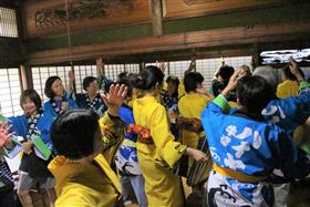 全員で牛深ハイヤ踊り