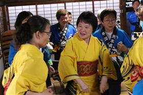 踊りを教えるようす