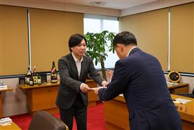 委嘱状を受け取る妹尾氏