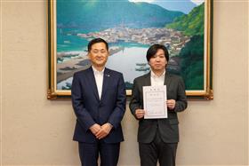 左から馬場市長、妹尾氏