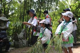 女性陣と子どもたちによる笹踊り