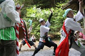 太鼓踊りを奉納
