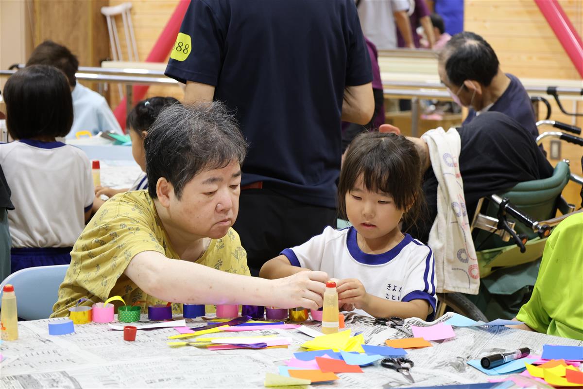 本渡北幼稚園の園児が障がい者支援施設で七夕飾り製作の画像