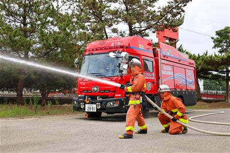 消防車で放水