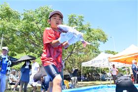 大事にタイを運ぶ