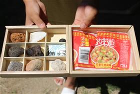 軽石や中国表記のカップラーメンのごみがありました
