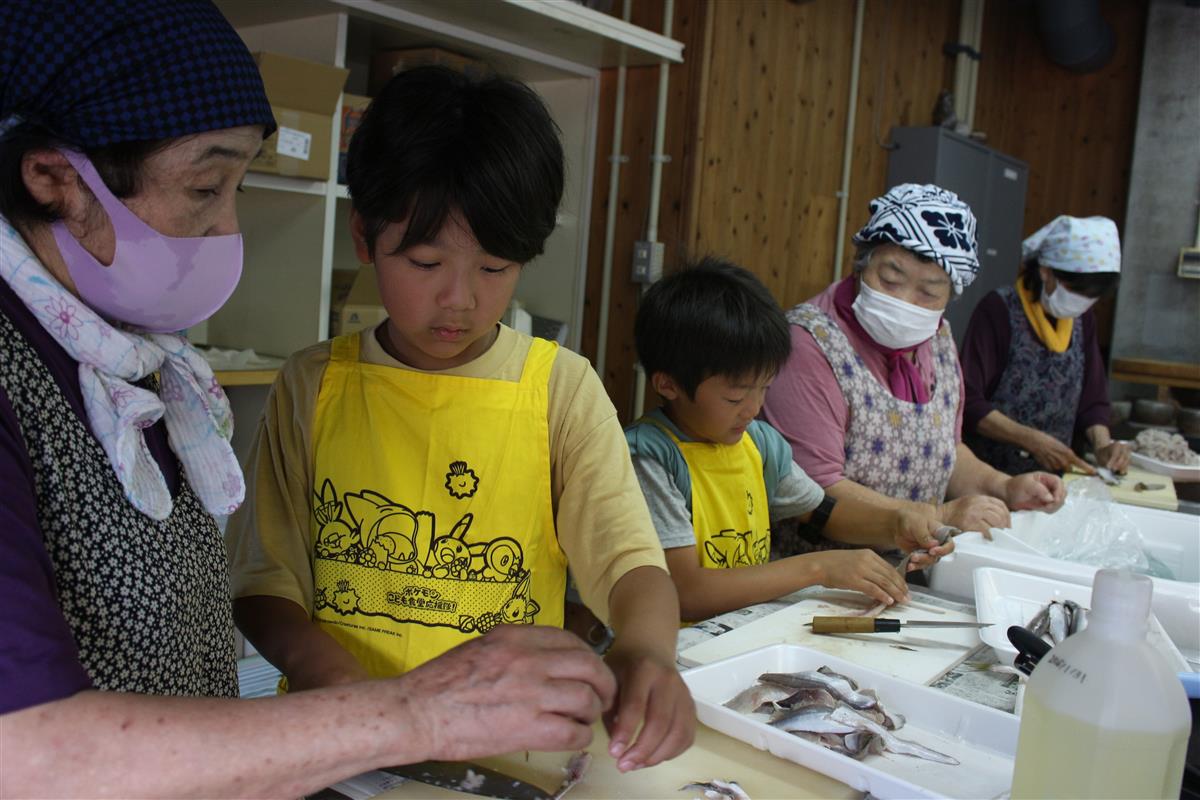 かまぼこづくり体験：地元の婦人会の方に教わりながら丁寧に魚をさばいていますの画像