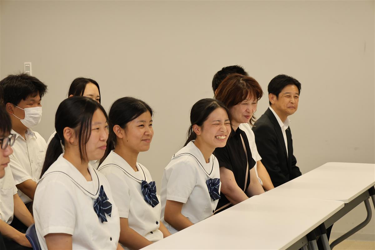満面の笑みを浮かべる山下部長の画像