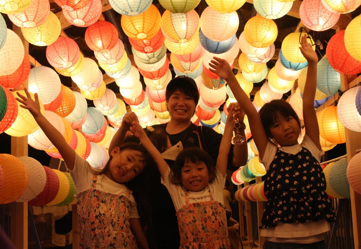 東京から観光にやってきた親子による記念写真の画像