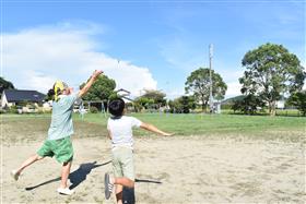 竹とんぼどちらが飛ばせるか勝負!