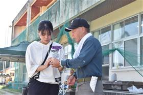 コマの投げ方を教わります