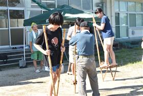 竹馬。いち、に、いち、に