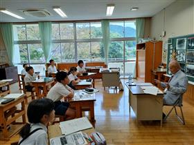 真剣なようすの児童