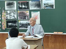 戦争体験を話す館長