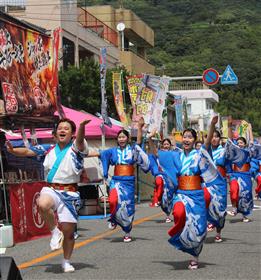 ハイヤ通りでの道中踊り