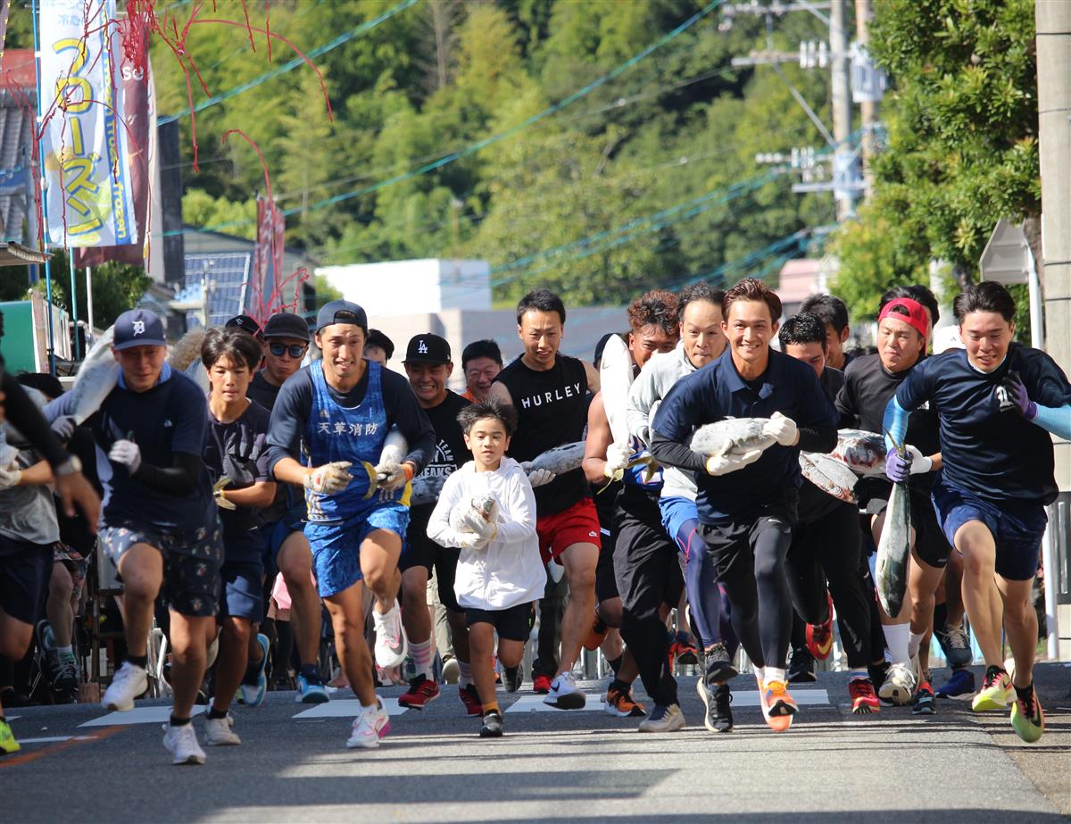 牛深産鰤を抱え、ゴールに向かて全力疾走！の画像