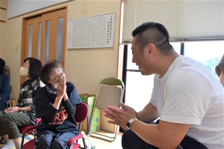 会話を楽しむようす