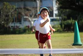 園児によると競争　笑顔でゴール！