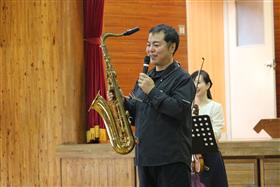 サックスの説明をする西口さん