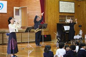 演奏中のピアノのリズムに合わせて手拍子をしてみましょう！